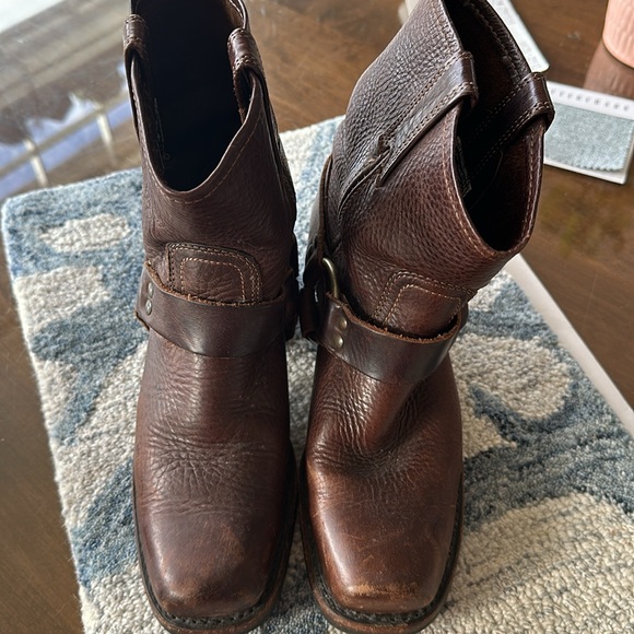 Frye leather boots Harness 8R boot.  Rare find! - Picture 2 of 11